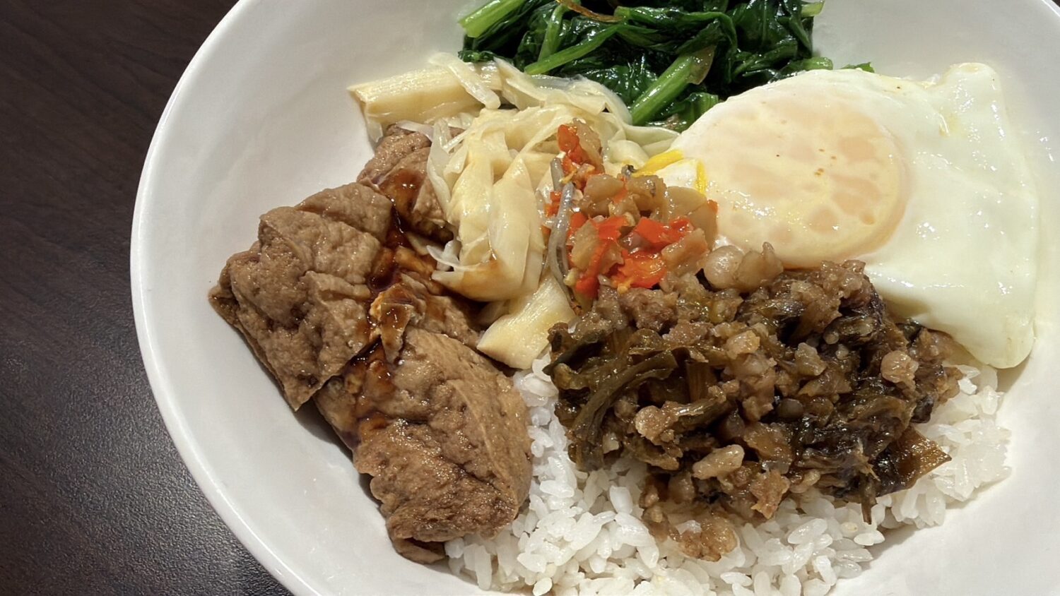 「禾日香魯肉棧」進駐竹北嘉興路 以一碗松阪豬手切魯肉飯翻轉印象 「福氣東來飯」以梅乾菜搭配絞肉,鋪上金黃太陽蛋,融合傳統客家古早味與現代餐食美學,成為店內新的人氣選擇。(圖/記者林照東攝)