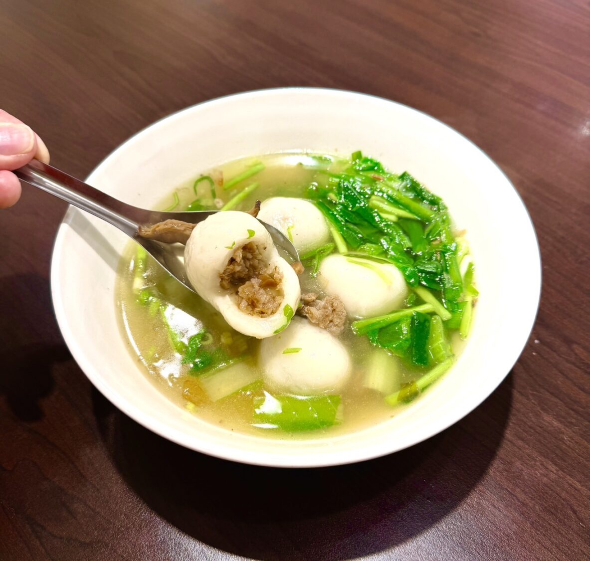 「禾日香魯肉棧」進駐竹北嘉興路 以一碗松阪豬手切魯肉飯翻轉印象 客家大湯圓顆顆渾圓飽滿、內餡紮實,湯頭清甜順口,一口咬下即可品嚐濃濃客家家鄉味。(圖/記者林照東攝)