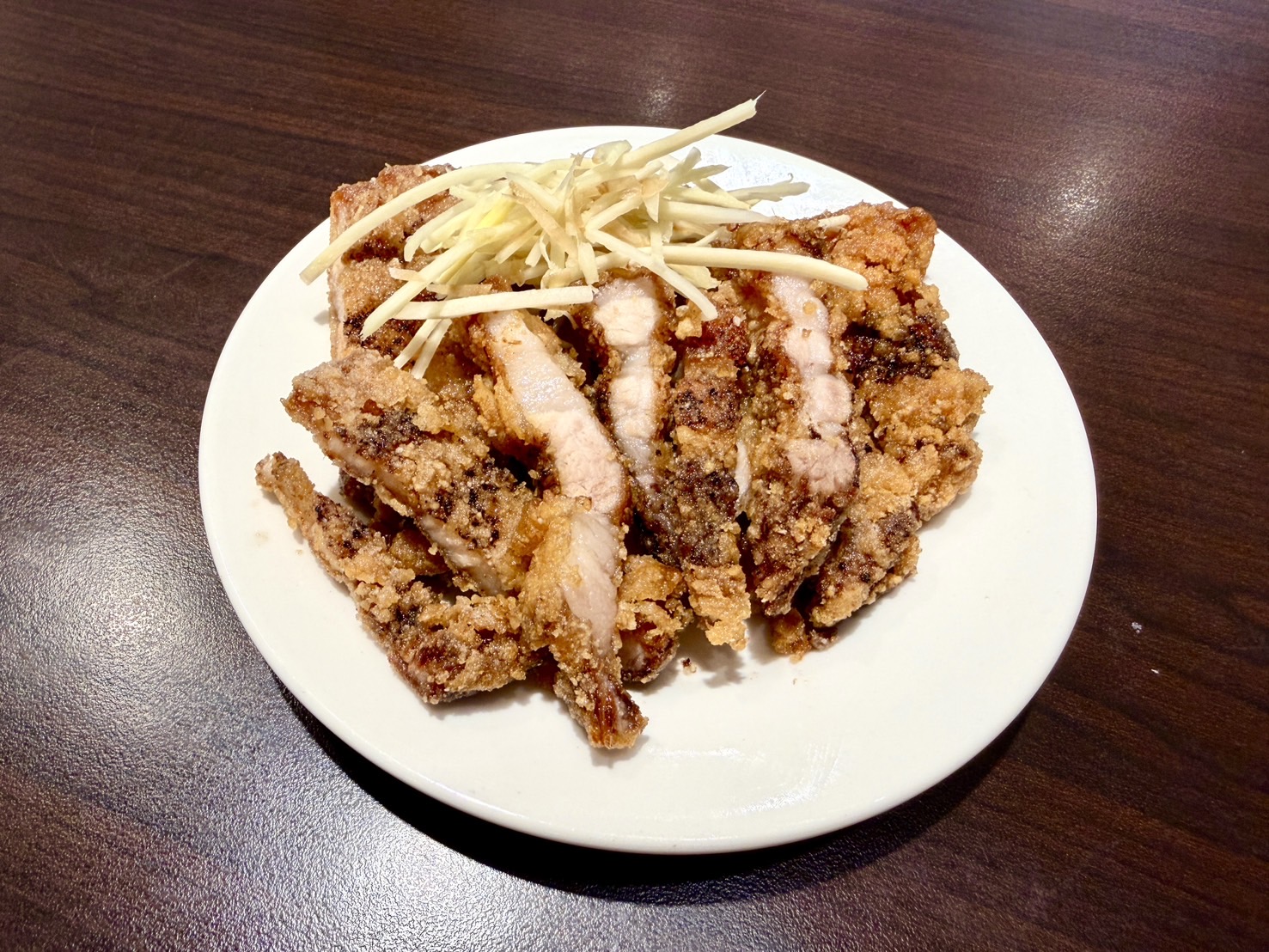 「禾日香魯肉棧」進駐竹北嘉興路 以一碗松阪豬手切魯肉飯翻轉印象 禾日香魯肉棧招牌「炸肉」歷經多道手作工法醃製酥炸,外皮金黃酥脆、內裡肉質紮實多汁,是老饕指定必點的人氣菜色。(圖/記者林照東攝)