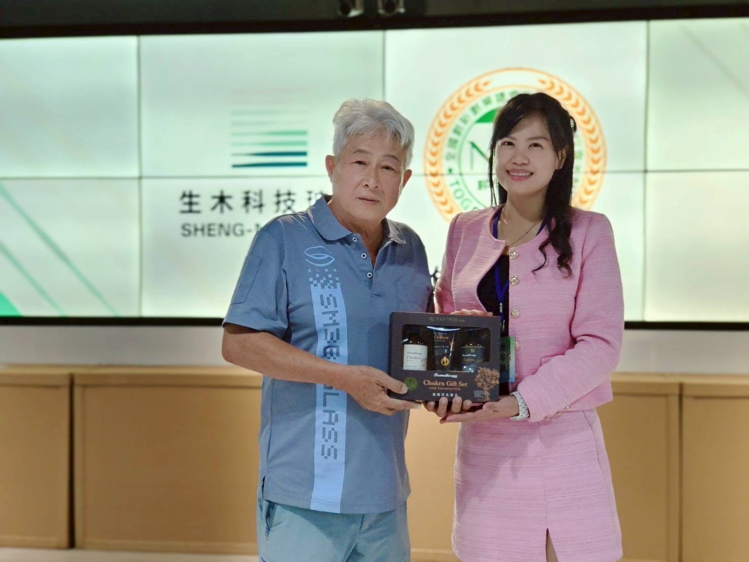 新創總會團體會員聯誼會辦理「南區楷模企業參訪」高雄實地交流聚焦產業轉型 團體會員聯誼會簡岑穎會長致贈禮品,感謝生木科技玻璃蔡宗武楷模熱情接待與分享企業經驗。(圖/新創總會提供)