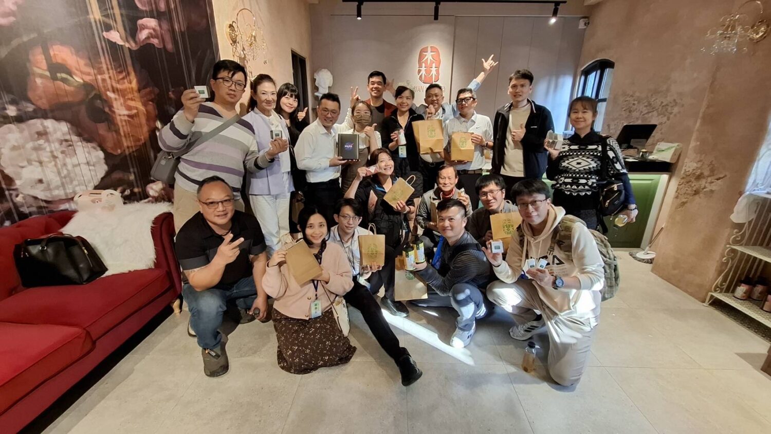 新創總會團體會員聯誼會辦理「南區楷模企業參訪」高雄實地交流聚焦產業轉型 新創會員聯誼會蒞臨源森活歐樂沃築夢城堡新門市,恭賀陳森亞會員新店開幕。(圖/新創總會提供)