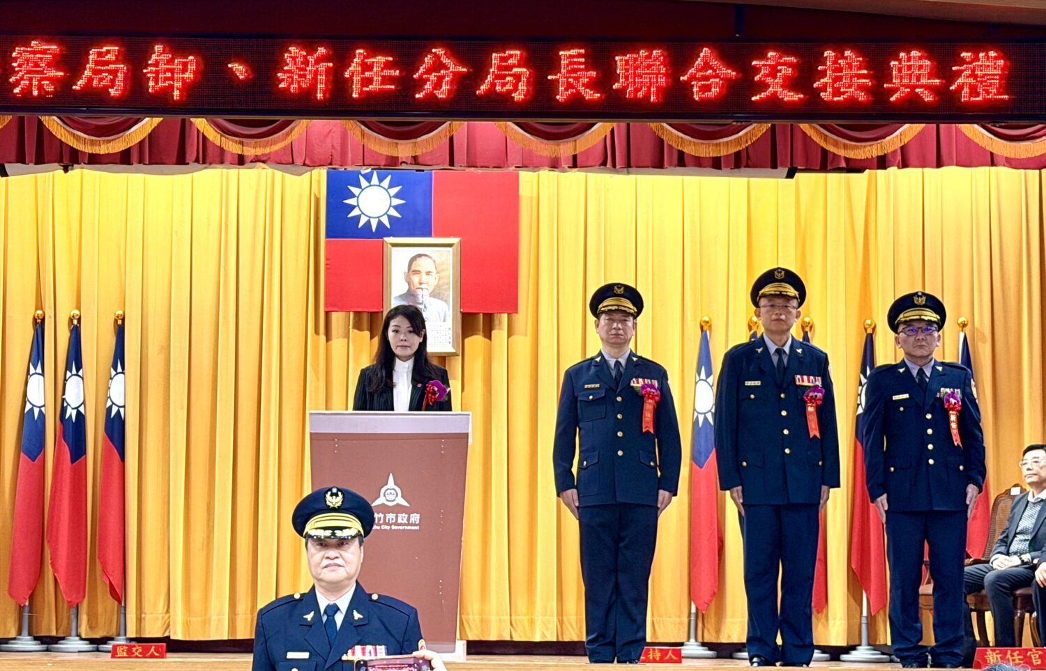 「新竹市警局辦理分局長聯合交接」高虹安期勉打造安全宜居城市 新竹市警察局卸、新任分局長聯合交接典禮現場莊嚴隆重,市長高虹安於台上主持儀式,新任警職人員依序完成交接,場面隆重。(圖/記者林照東攝)