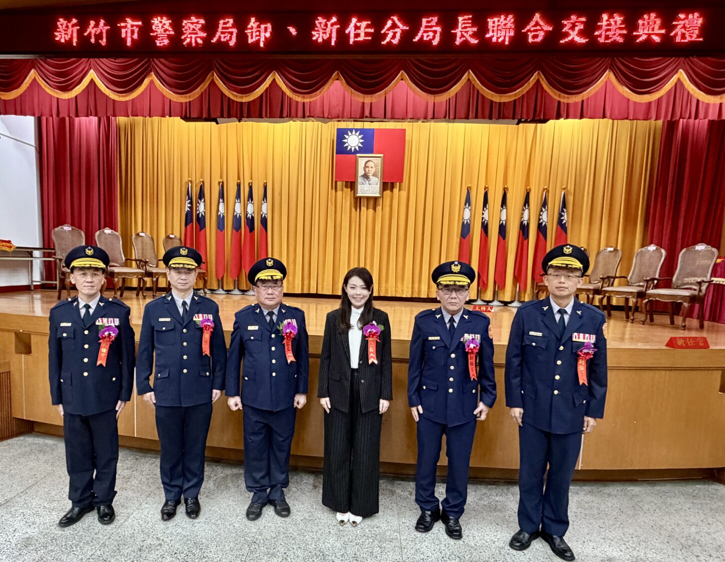 「新竹市警局辦理分局長聯合交接」高虹安期勉打造安全宜居城市 新竹市警察局於26日下午舉行卸、新任分局長聯合交接典禮,由新竹市長高虹安主持,多位新任、卸任警政幹部於會中合影,象徵警政責任傳承與團隊接續。(圖/記者林照東攝)