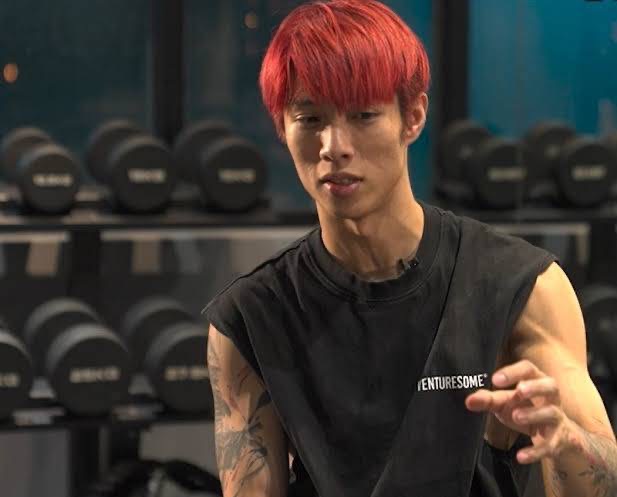 從無名學員到「防身推廣者」陳勇正感謝李育昇教練的尊重與提攜 李育昇教練於健身訓練場域中進行教學示範 強調專業與安全原則。(圖/林照東翻攝)