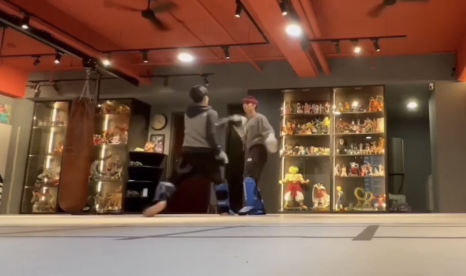 從無名學員到「防身推廣者」陳勇正感謝李育昇教練的尊重與提攜 防身推廣者陳勇正與李育昇教練實戰教學互動。(圖/林照東翻攝)