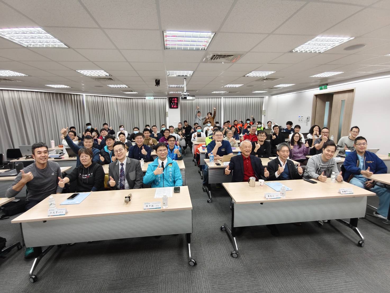 「院前救護再升級」新竹縣消防局與東元醫院共同推動EMS新世代訓練 新竹縣政府消防局與東元綜合醫院共同舉辦「新竹EMS大補帖」新知分享活動,跨縣市救護人員齊聚一堂合影留念,象徵竹竹苗地區 EMS 朝向「一體化、同標準、同品質」目標邁進。(圖/記者張家燁翻攝)