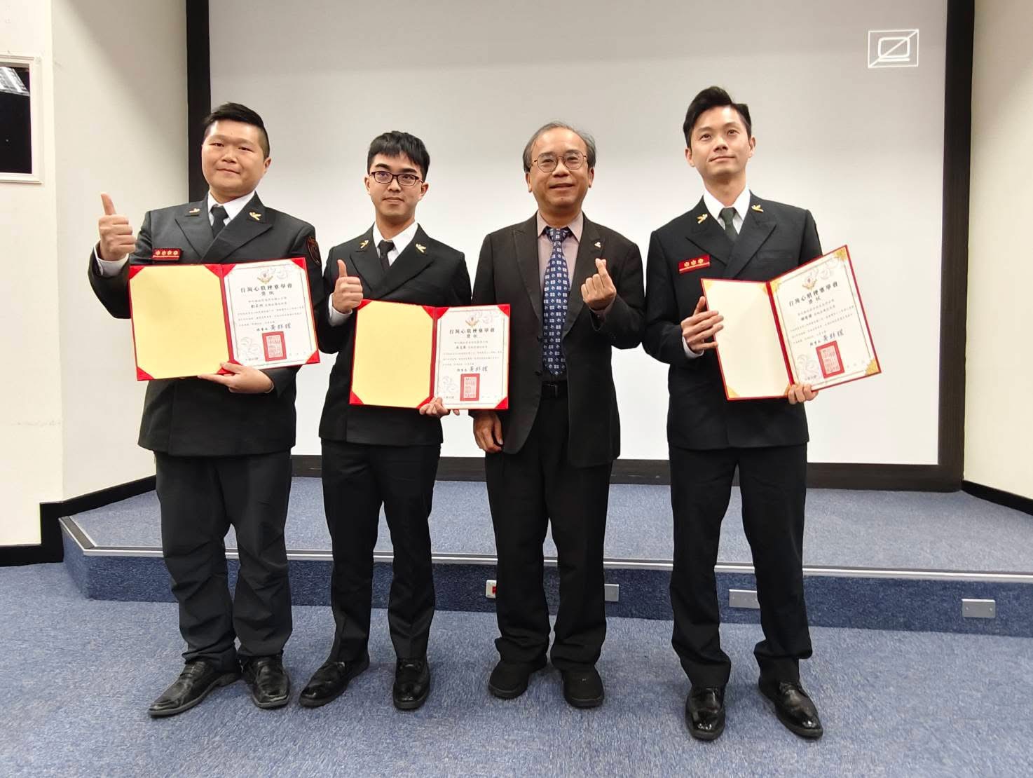 新竹縣市消防攜手新竹臺大 完善「心肌梗塞黃金救援鏈」 台灣心肌梗塞學會頒獎感謝搶救第一線消防有功人員的專業與辛勞。(圖/記者張家燁翻攝)