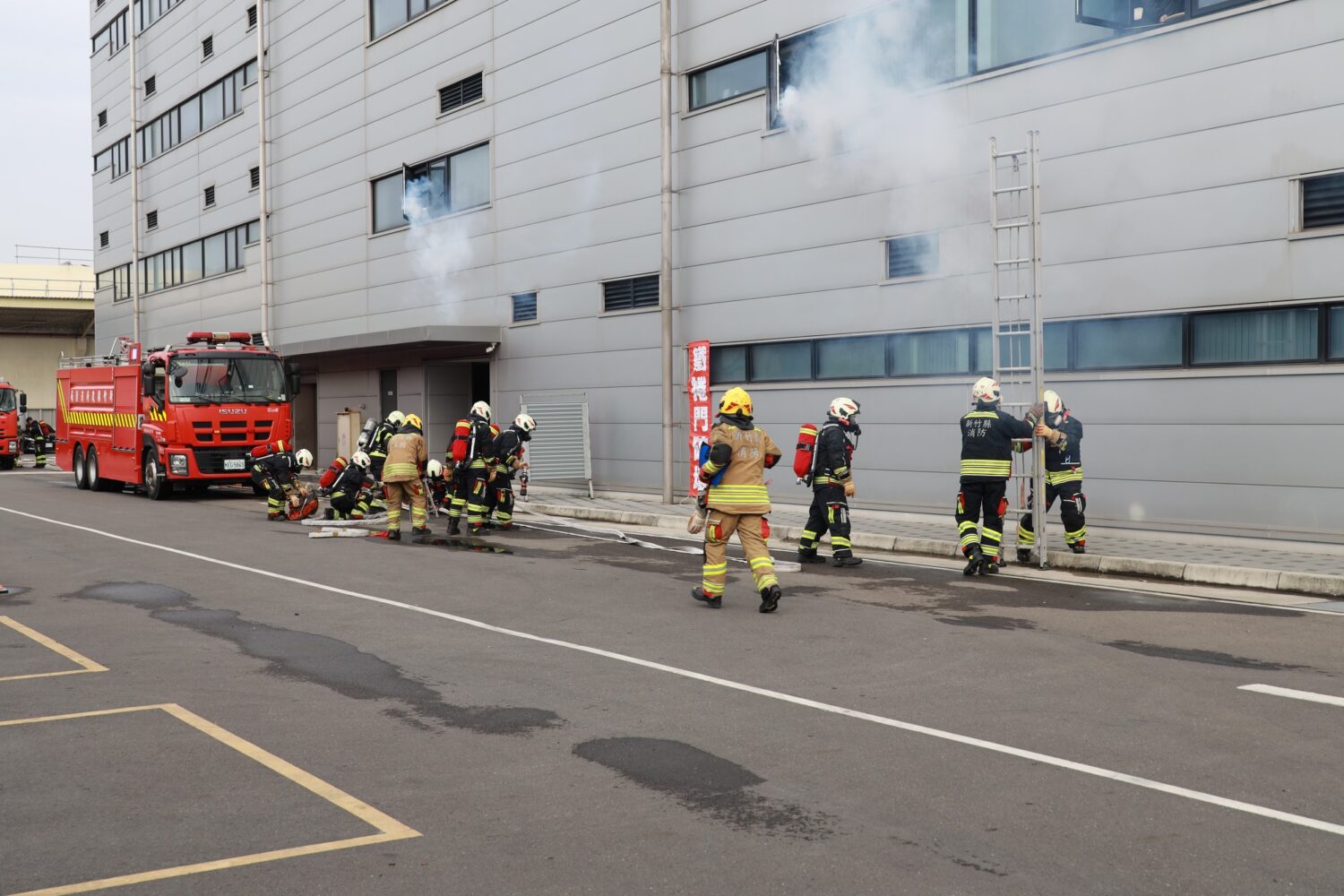 結合「科技救災與電動車火災」情境 新竹縣消防局強化工廠防災韌性 演習模擬工廠火災情境,消防人員迅速部署水線並展開人命搜救與火勢控制作業,完整演練大型工廠火災搶救流程,強化第一線應變能力。(圖/記者張家燁翻攝)