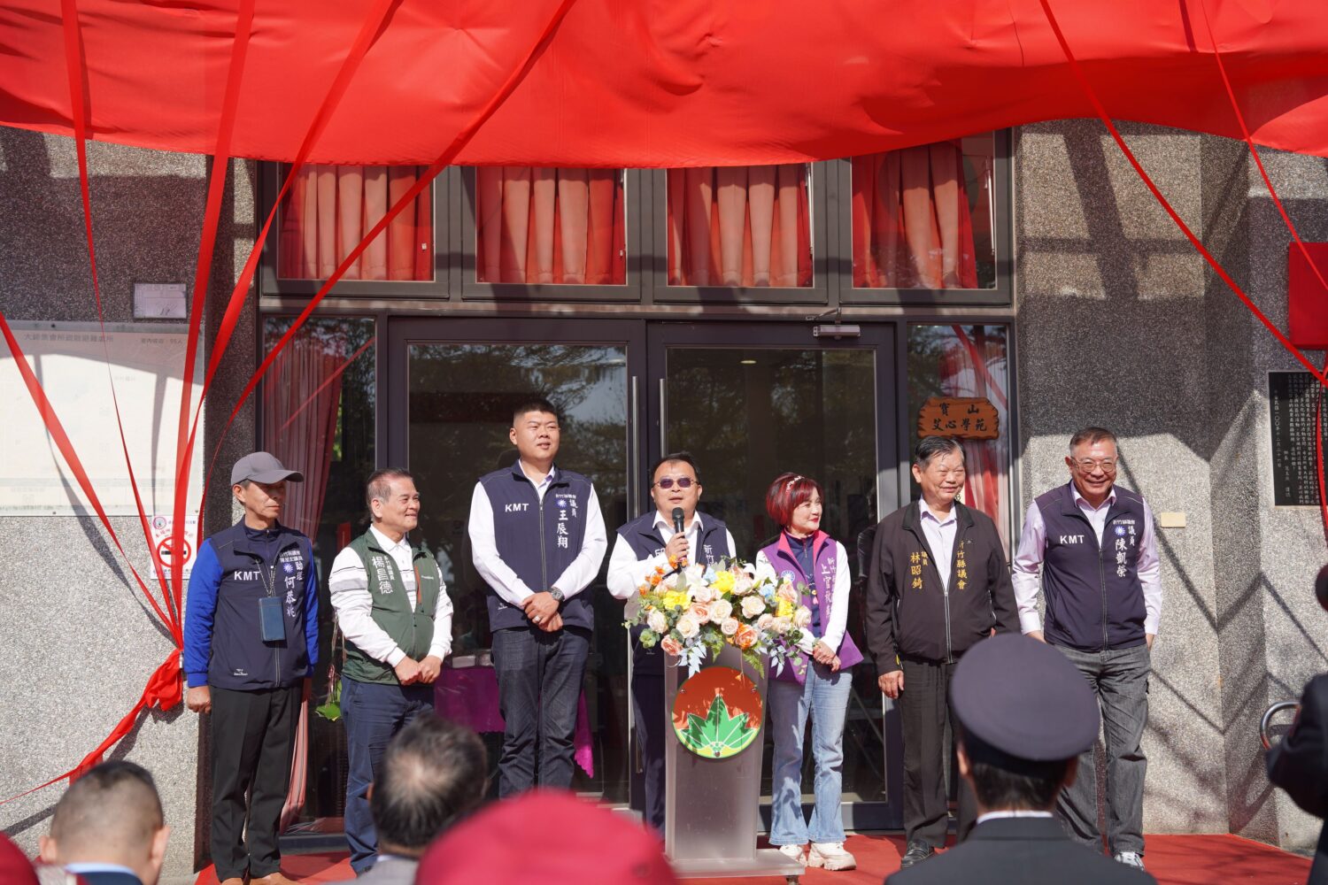 「強化指揮調度效能」新竹縣消防局第四大隊揭牌啟用 新竹縣政府消防局第四大隊19日舉行揭牌典禮,縣長楊文科(中)與多位縣議員、科學園區管理局代表、鄉鎮首長及消防、義消同仁共同出席,見證新竹縣消防體系發展的重要里程碑。(圖/記者張家燁翻攝)