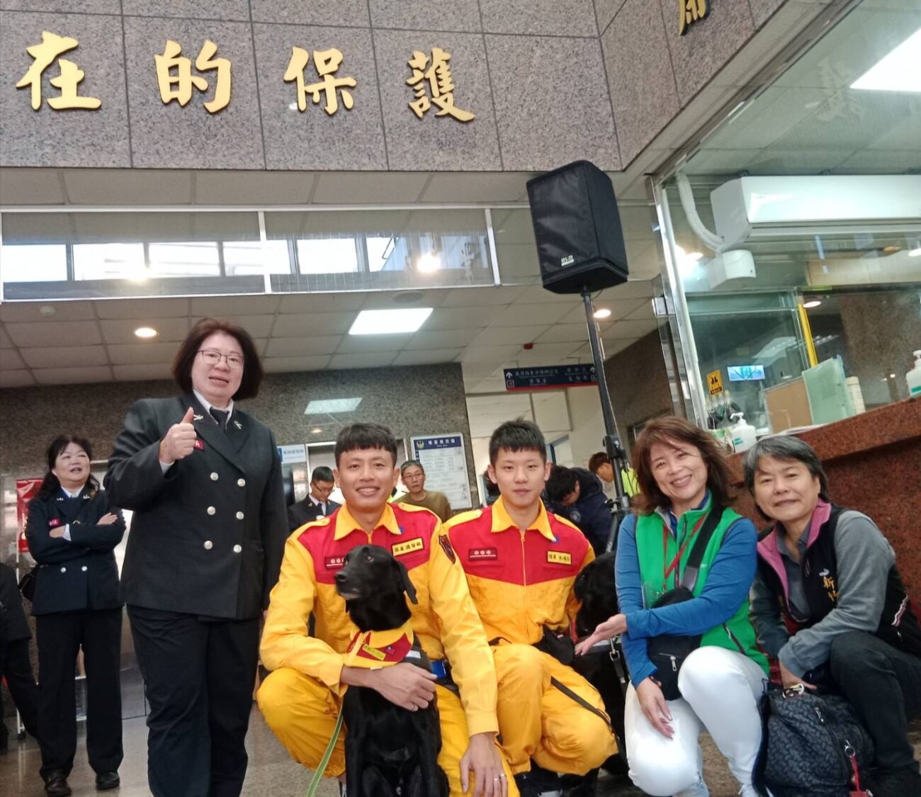 竹市消防節再諦佳績 創下桃竹苗區「單日最高捐血袋數1487」 新竹119 冠軍搜救名犬Clay,在消防局捐血活動現場與民眾熱情互動。(圖/記者黃溎芬翻攝)