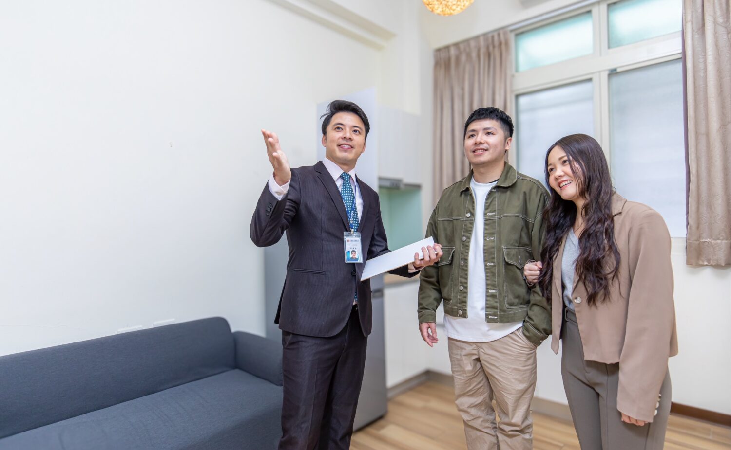 租屋痛點有解!「公證法」修正露曙光 欠租可強制執行 大管家房屋管理人員陪同租屋民眾實地查看屋況,逐項說明居住空間與使用規範,透過專業管理與即時溝通,建立安心、穩定的租賃關係。(圖/記者張家燁拍攝)