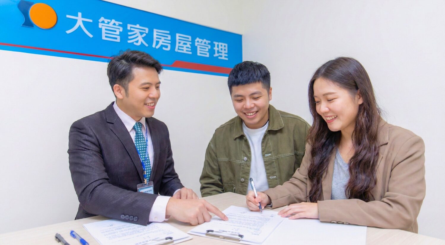 租屋痛點有解!「公證法」修正露曙光 欠租可強制執行 大管家房屋管理專業人員向租屋民眾說明租賃契約內容與相關權利義務,協助雙方在清楚理解條款下完成簽署,提升租賃安全與交易透明度。(圖/記者張家燁拍攝)