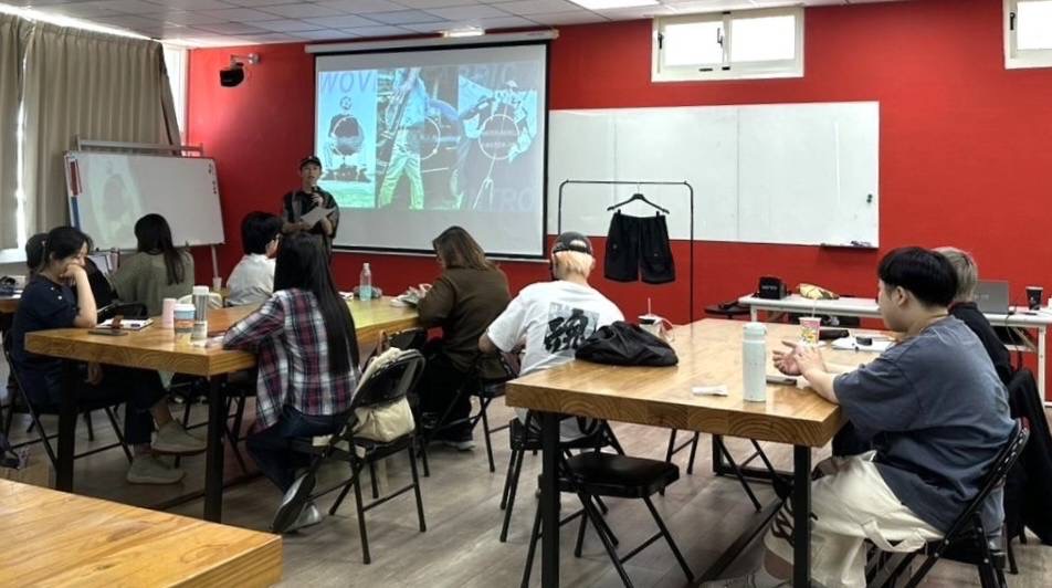 「衣啟飛翔創客基地」學員李建曄世界洋服競賽奪金 衣啟飛翔創客基地開辦實體技術培訓課程與趨勢講座,提供全面的職能服務。(圖/記者黃溎芬翻攝)