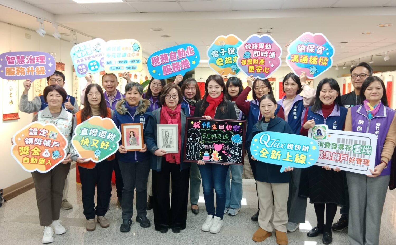 竹市稅務宣導舉辦「馬上幸福送春聯」邀高虹安市長與民眾共享年味 新竹市稅務局2026馬上幸福送春聯租稅宣導大合照。(圖/記者黃溎芬翻攝)