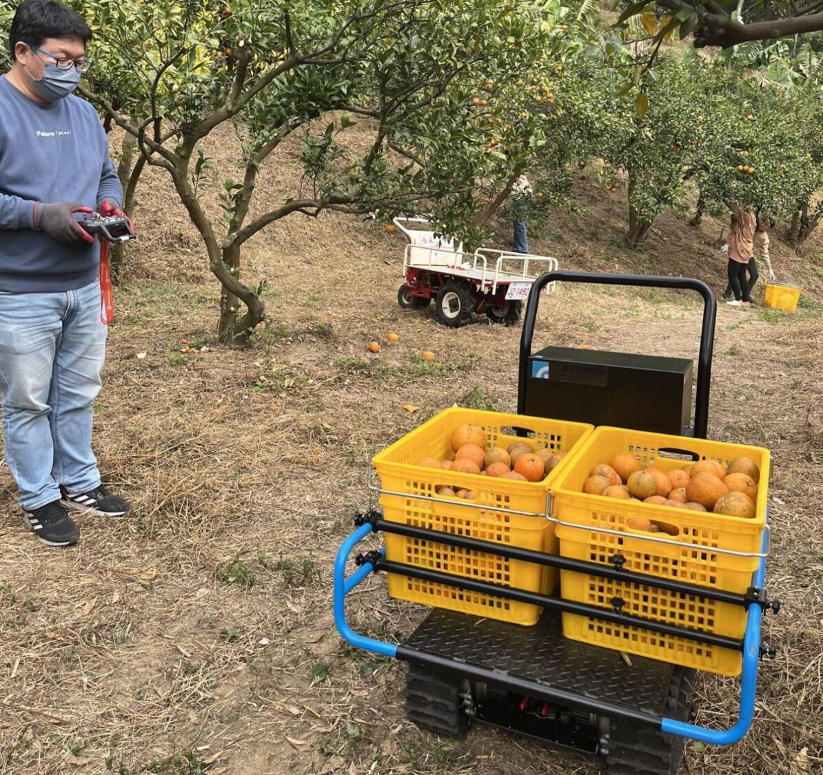 工研院「科技協助農業 」 電動搬運車15年回饋240家社福團體 工研院將高效率氮化鎵功率元件導入農務用搬運車之馬達驅動器,降低搬運車能耗、並提升續航力。(圖/記者黃溎芬翻攝)