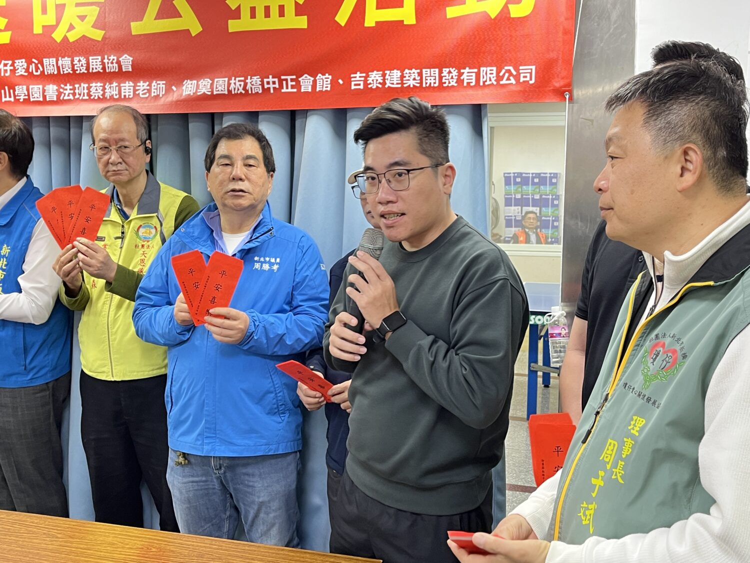 板橋中正里寒冬送暖 御奠園送紅包、麵線「服務沒有試用期」 板橋中正里寒冬送暖 御奠園送紅包、麵線「服務沒有試用期」