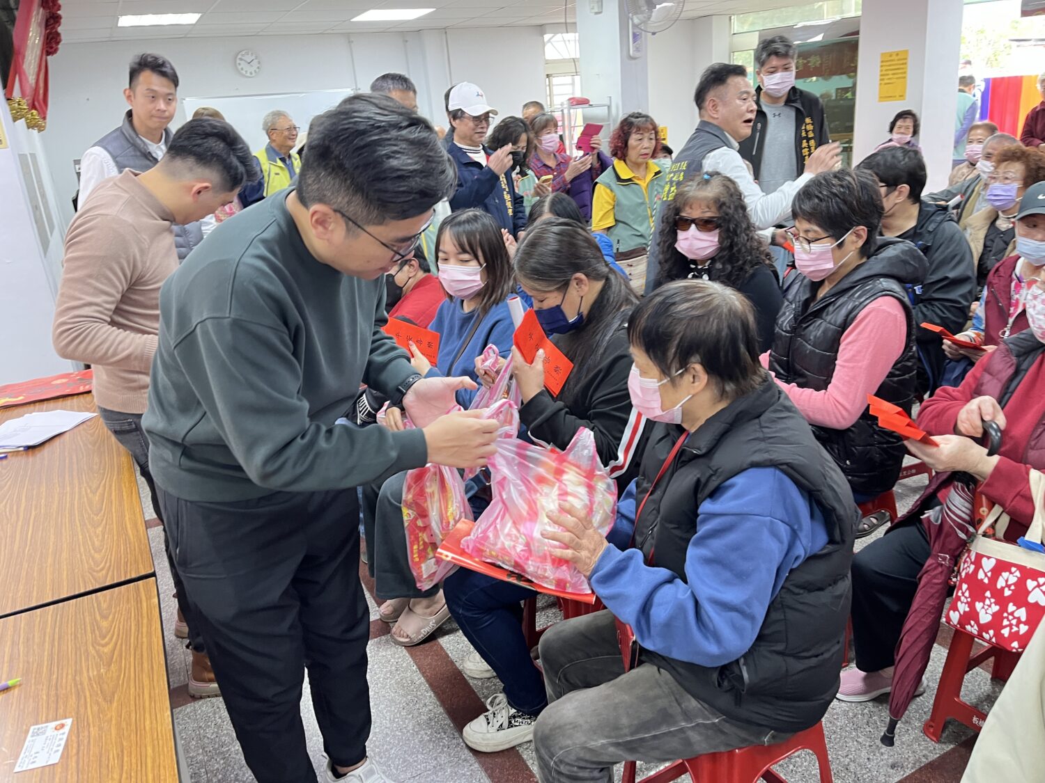 板橋中正里寒冬送暖 御奠園送紅包、麵線「服務沒有試用期」 板橋中正里寒冬送暖 御奠園送紅包、麵線「服務沒有試用期」