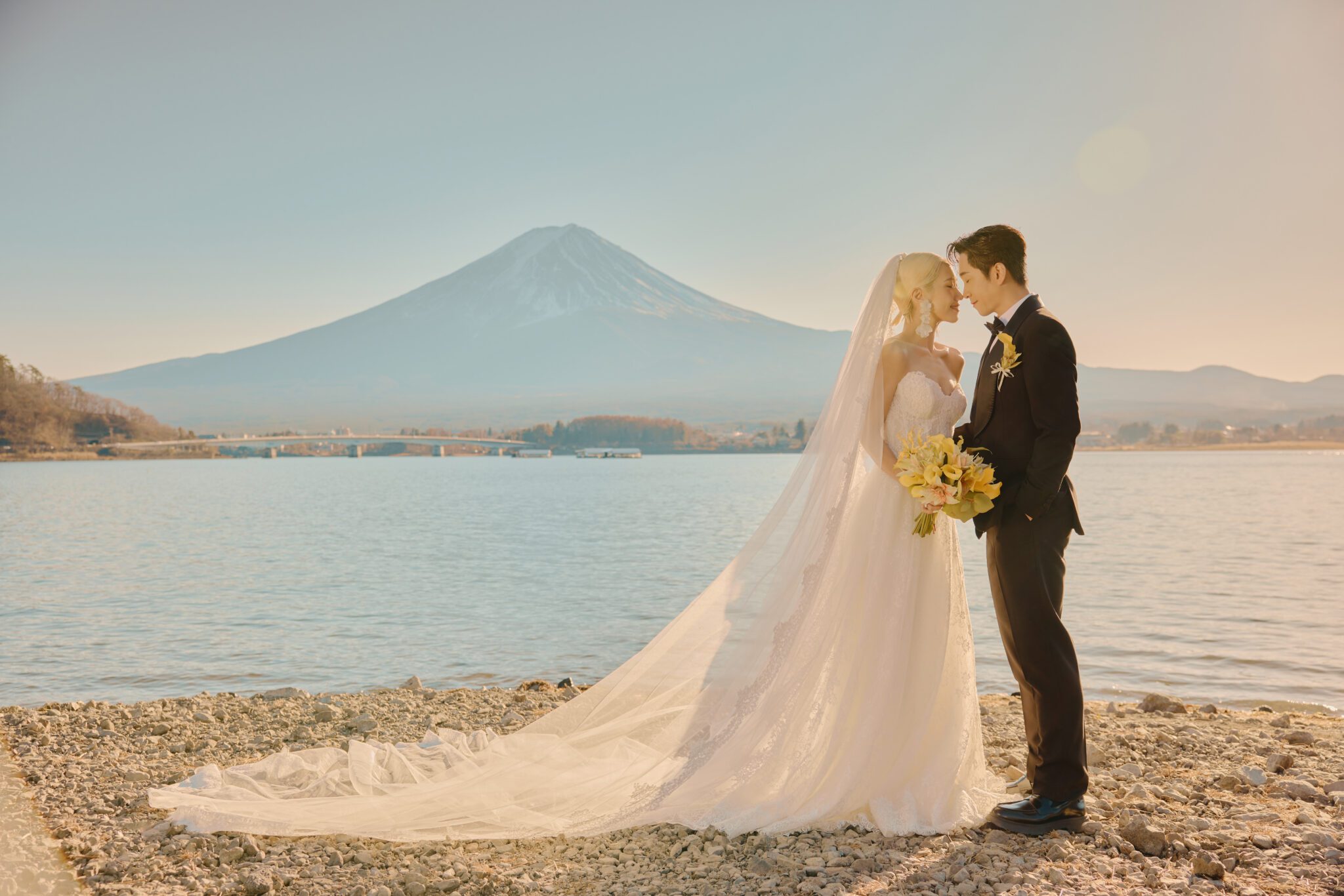 陳漢典 LULU夫妻喜帖藏幸福寓意 日本富士山見證下頂豔陽拍婚紗 陳漢典 LULU夫妻喜帖藏幸福寓意 日本富士山見證下頂豔陽拍婚紗