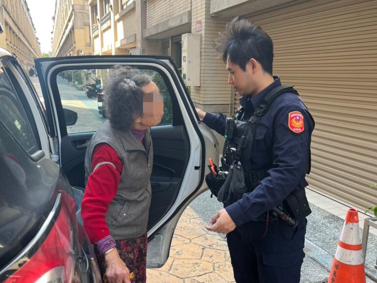 87歲婦人迷途僅記得「家附近有超商」  中壢暖警速助返家