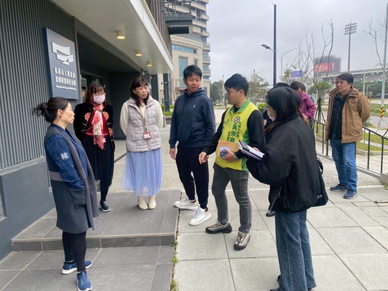 青埔分館空間不足引民怨   黃崇真會勘爭取擴館、增設自行車架