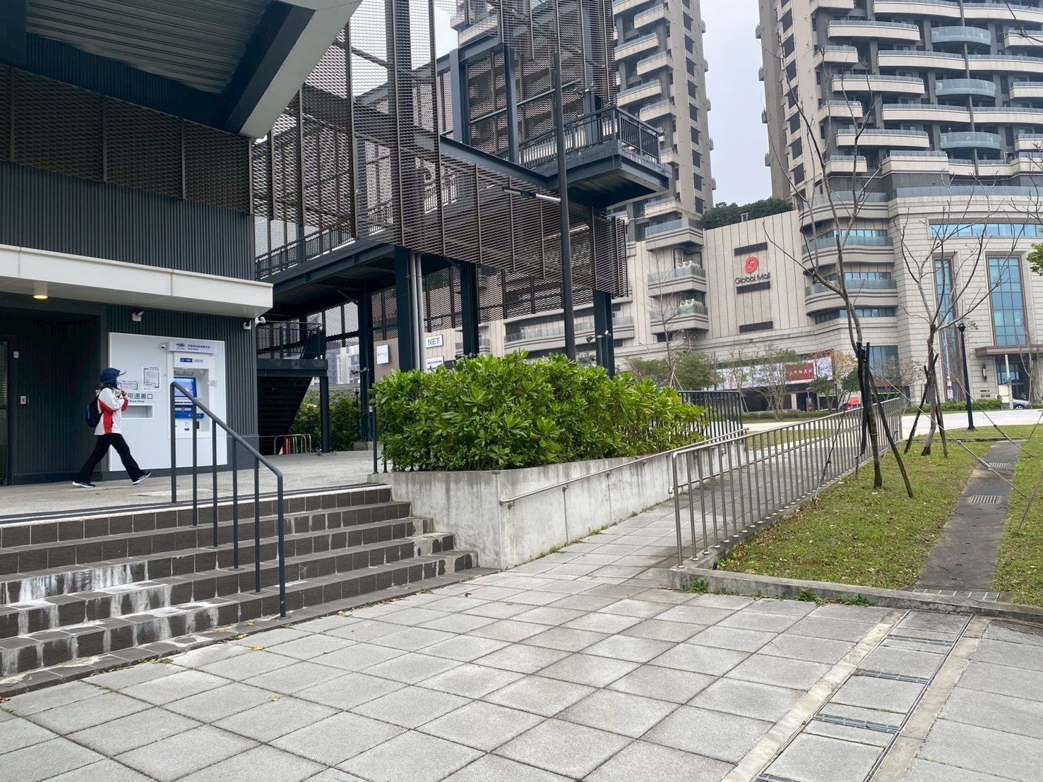 青埔分館空間不足引民怨 黃崇真會勘爭取擴館、增設自行車架 青埔分館空間不足引民怨 黃崇真會勘爭取擴館、增設自行車架