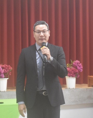 澎湖監獄攜手澎湖郵局推動「信予未來・從心開始」教化計畫 澎湖郵局局長蔡南德致詞說明未來郵件計畫理念。(圖/澎湖郵局提供)