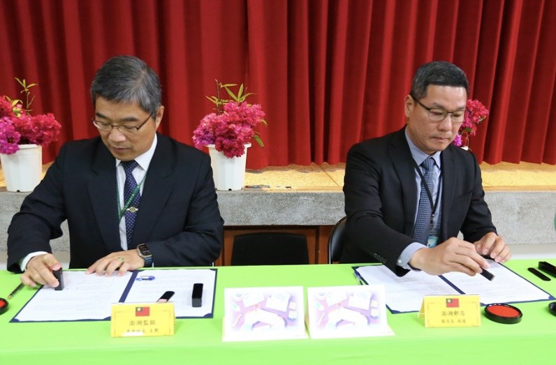 澎湖監獄攜手澎湖郵局推動「信予未來・從心開始」教化計畫 澎湖監獄典獄長曾至勳(左)與澎湖郵局局長蔡南德(右)進行合作備忘錄簽署儀式。(圖/澎湖郵局提供)