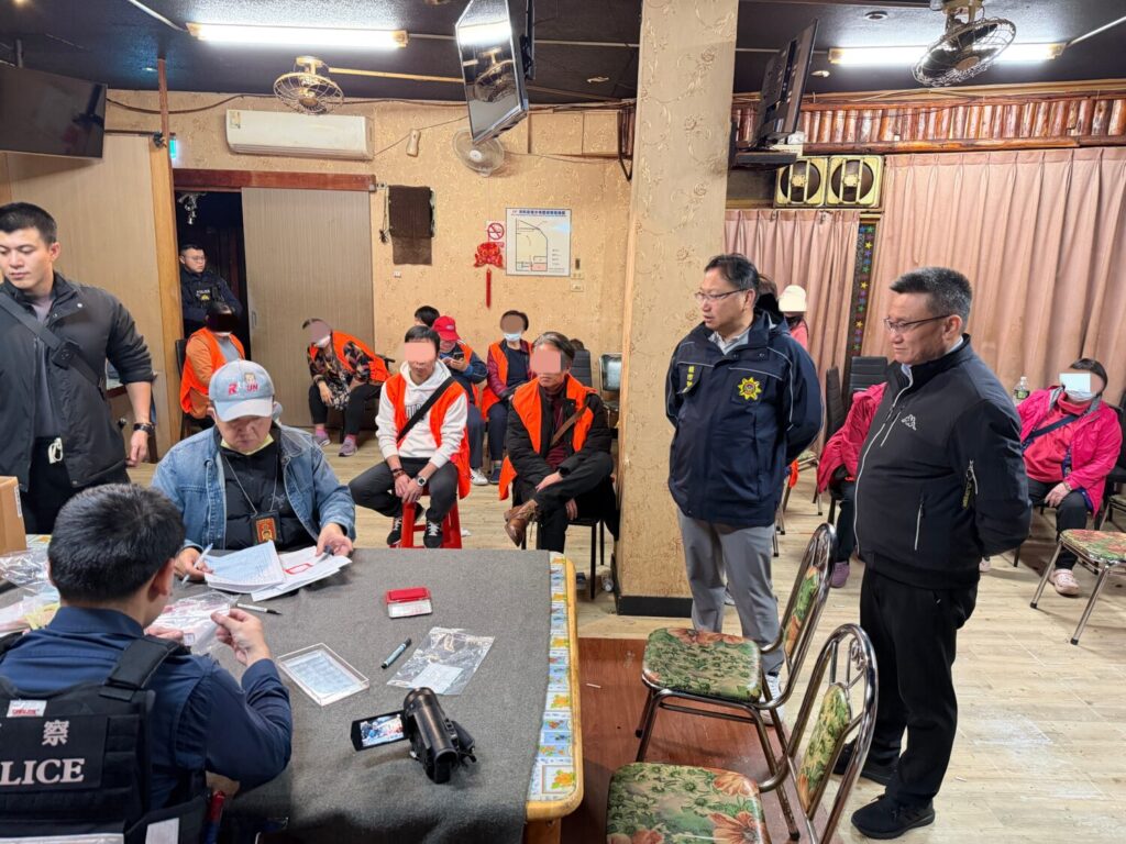 卡拉OK掩護天九牌賭場 中壢警夜襲28人全數到案 卡拉OK掩護天九牌賭場 中壢警夜襲28人全數到案