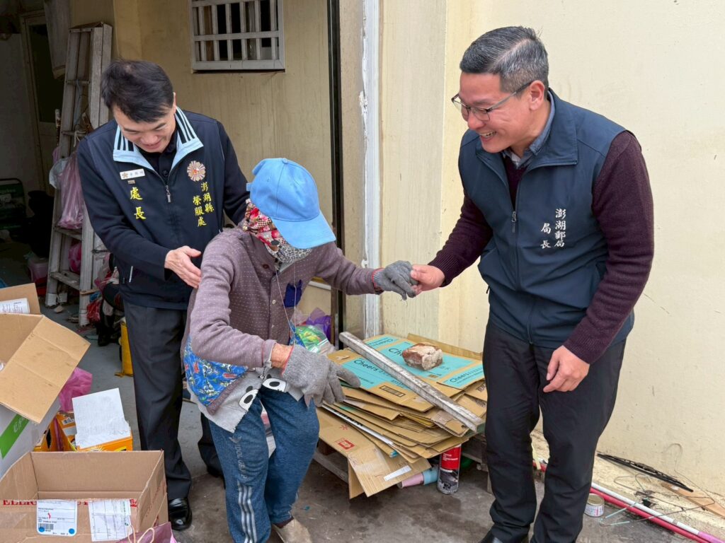 澎湖郵局啟動「郵政傳情幸福前行」 寒冬送暖關懷獨居長者 澎湖郵局蔡南德局長探視高齡獨居榮民,關心長者生活狀況。(圖/澎湖郵局提供)