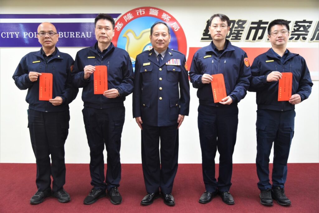 「115 年1月局務會報」登場 表揚警政績優人員 林局長轉頒「警政署各機關首長114年維護治安工作獎勵金」。(圖/記者薛秀蓮 翻攝)