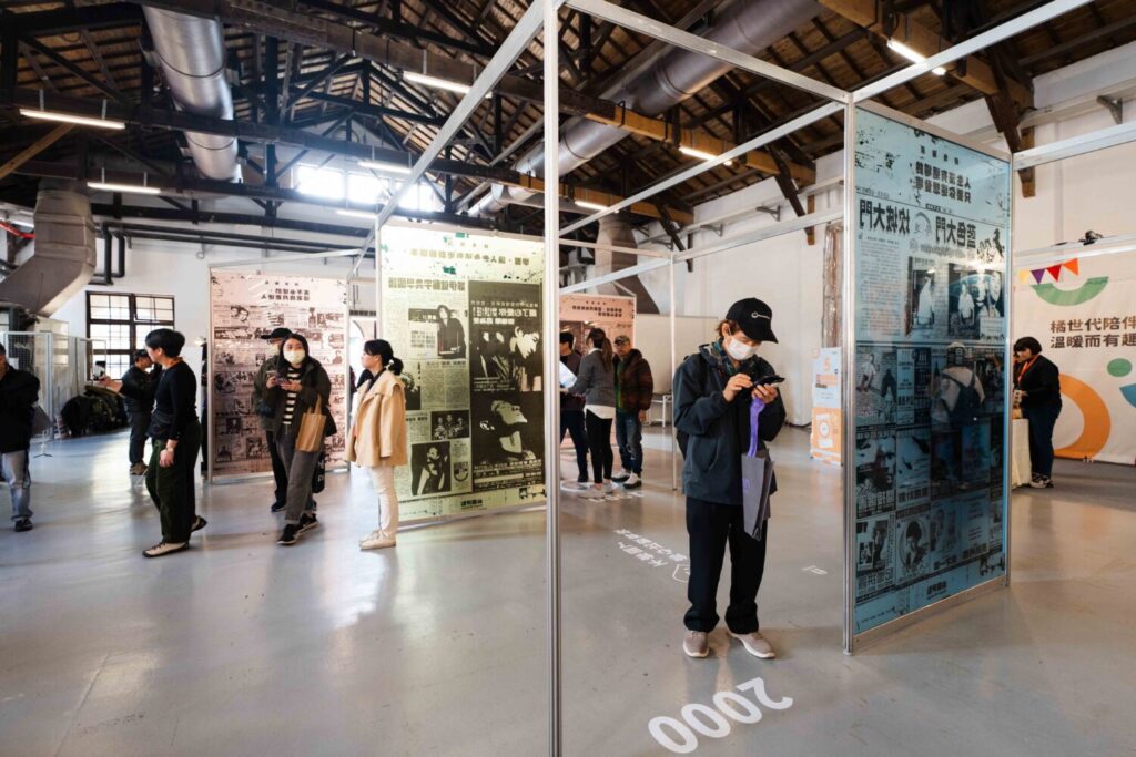 把握第二天精彩活動!「超橘派對」首日千人到場 展覽、演唱、闖關抽獎等你來 在「穿越時光」主題展覽周邊,設有不同品牌的攤位,值得細細走訪。(圖/主辦單位提供)