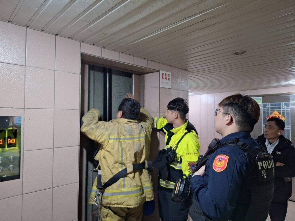 「電梯故障」民眾受困 警消到場協助脫困 警消於現場協助受困民眾脫困。(圖/記者薛秀蓮 翻攝)