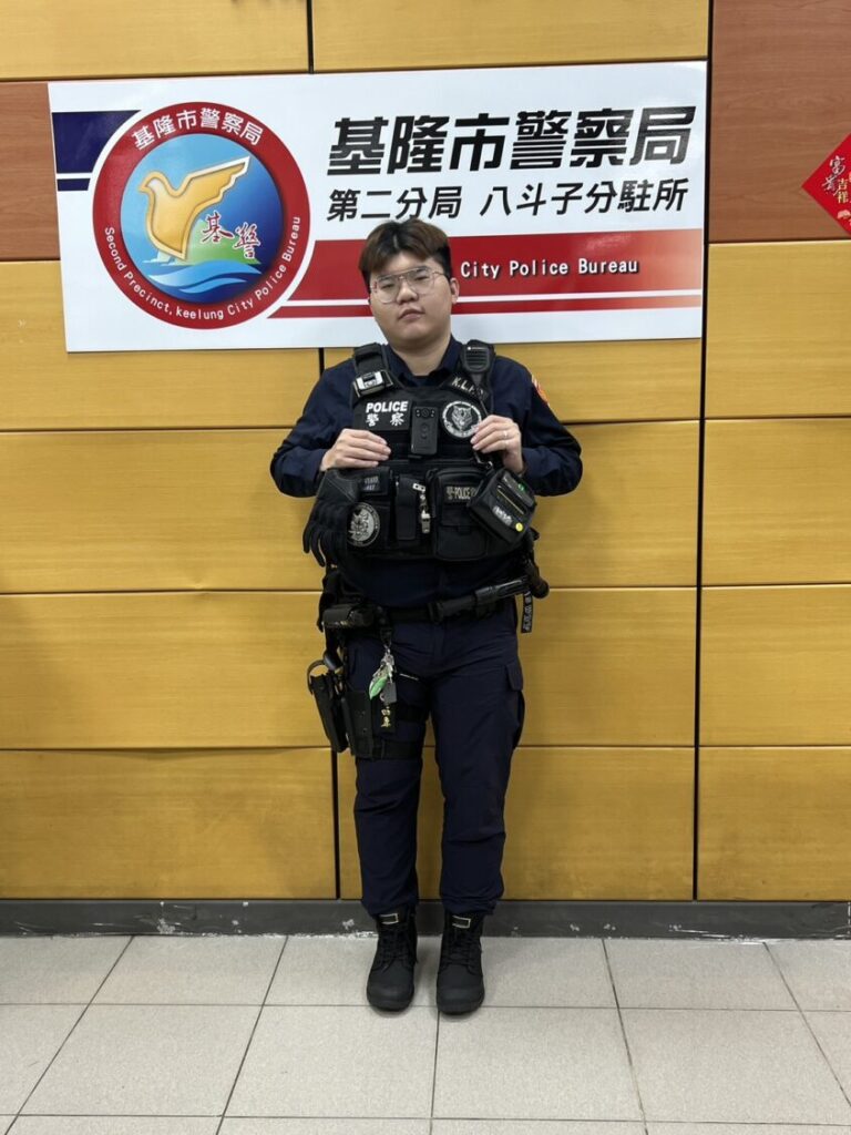 「電梯故障」民眾受困 警消到場協助脫困 第二分局八斗子分駐所警員胡品宏。(圖/記者薛秀蓮 翻攝)