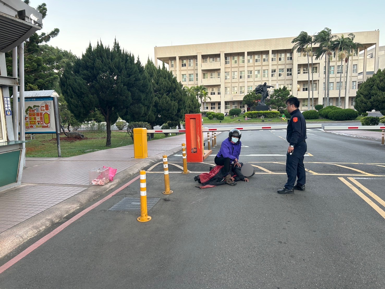 人在做天在看 桃園慣竊進警大土地公廟盜取香油錢遭逮 日前游姓慣竊前往中央警察大學盜取校內土地公廟香油錢箱,但騎車出校門時神明「顯靈」,香油錢箱落地發出聲響引起警衛隊員注意,最終遭逮。(記者翻攝)
