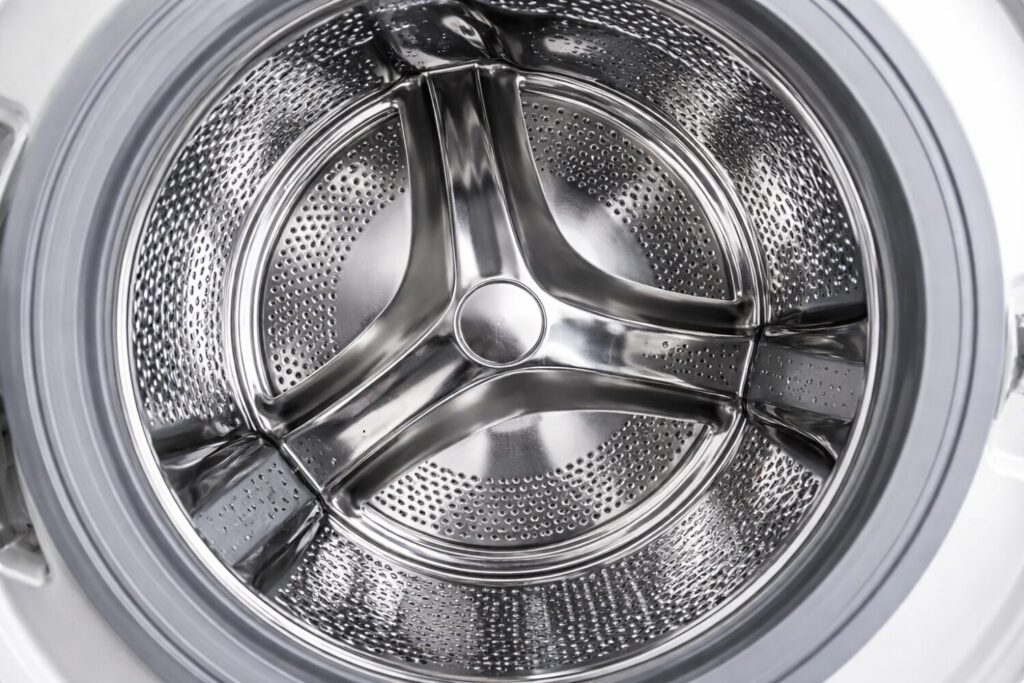 「年終大掃除」來臨 整理清潔順序一次看 當洗衣機內槽清洗後,清潔不只是表面的乾淨而是讓長期使用的設備回到更舒適的狀態,為日常洗衣多留一份安心。(圖/豪斯克寧提供)