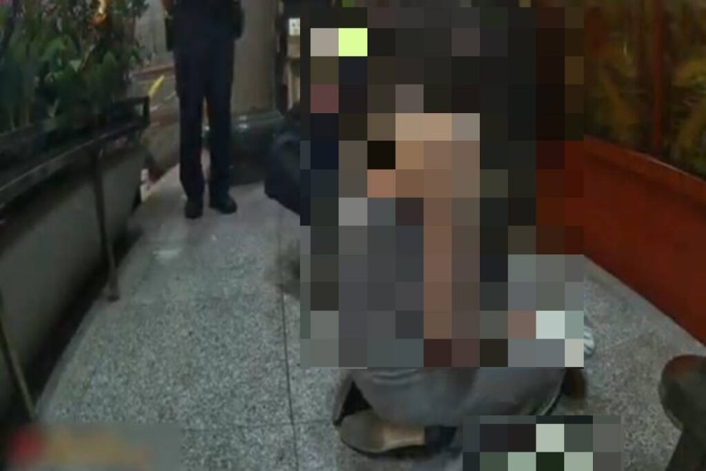 「深夜暖心關懷」 內湖警陪伴情緒低落民眾返家 警方獲報後到場關心女子情緒。(圖/記者薛秀蓮 翻攝)