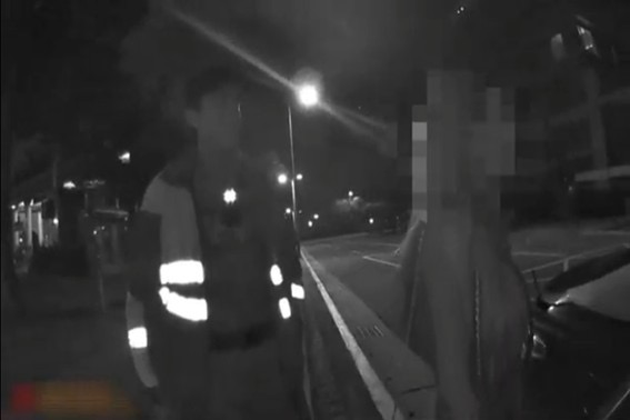 「深夜暖心關懷」 內湖警陪伴情緒低落民眾返家 警方護送心情低落獨自飲酒女子返家。(圖/記者薛秀蓮 翻攝)