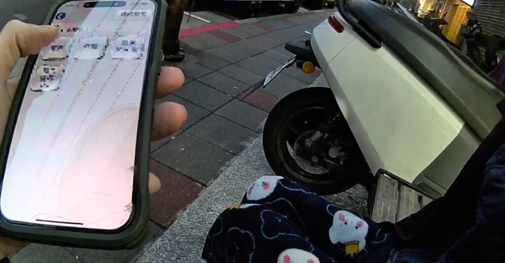 「寒夜迷途」坐路旁 內湖暖警伸援助長者返家 員警積極查尋老翁真實身分。(圖/記者薛秀蓮 翻攝)