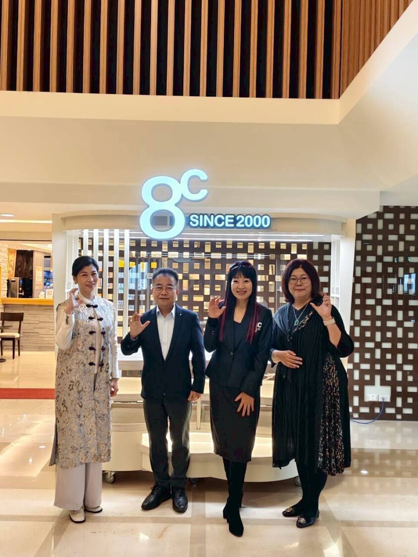 「與覺同行.一杯入心一香入道」 蕭蓓霖率雙咖啡協會捐贈AI行動咖啡吧予中台世界博物館 「與覺同行.一杯入心一香入道」 蕭蓓霖率雙咖啡協會捐贈AI行動咖啡吧予中台世界博物館