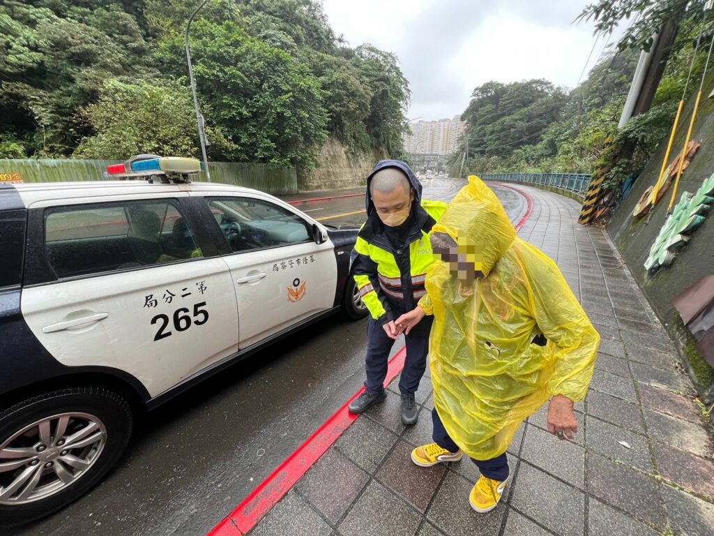 「天候濕冷」老翁跌坐路旁 基二暖警助平安返家 警方於現場關懷慰問,並協助老翁返家。(圖/記者薛秀蓮 翻攝)