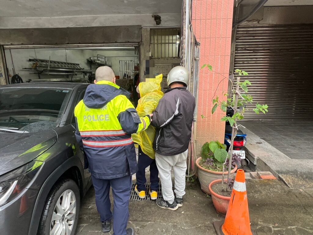 「天候濕冷」老翁跌坐路旁 基二暖警助平安返家 「天候濕冷」老翁跌坐路旁 基二暖警助平安返家