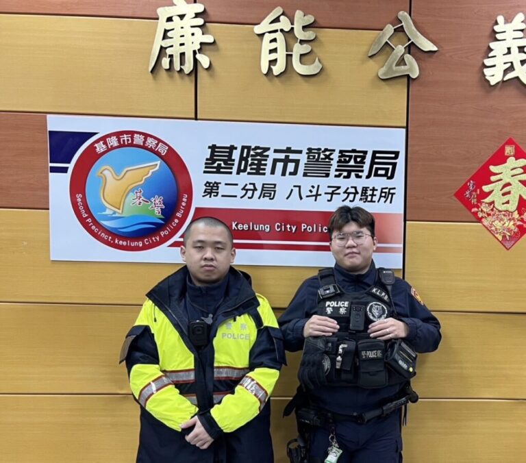 「天候濕冷」老翁跌坐路旁　基二暖警助平安返家