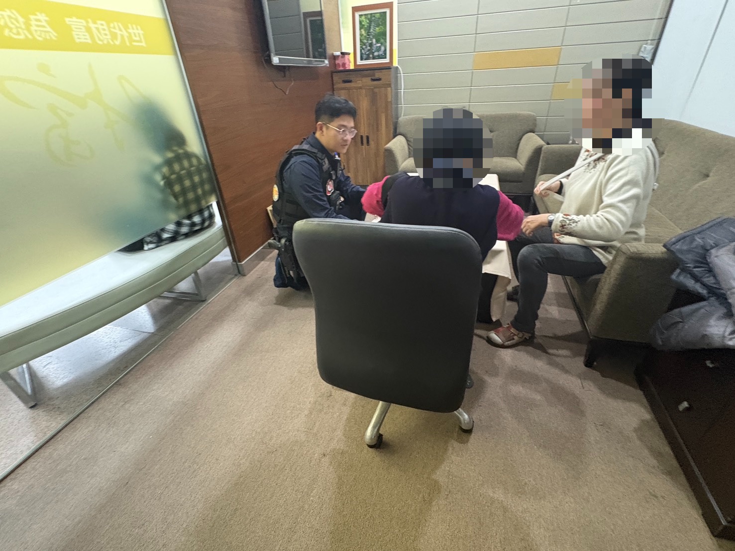 一句「買黃金」露餡 豐原警銀聯手攔阻 518 萬假檢警詐騙 一句「買黃金」露餡 豐原警銀聯手攔阻 518 萬假檢警詐騙