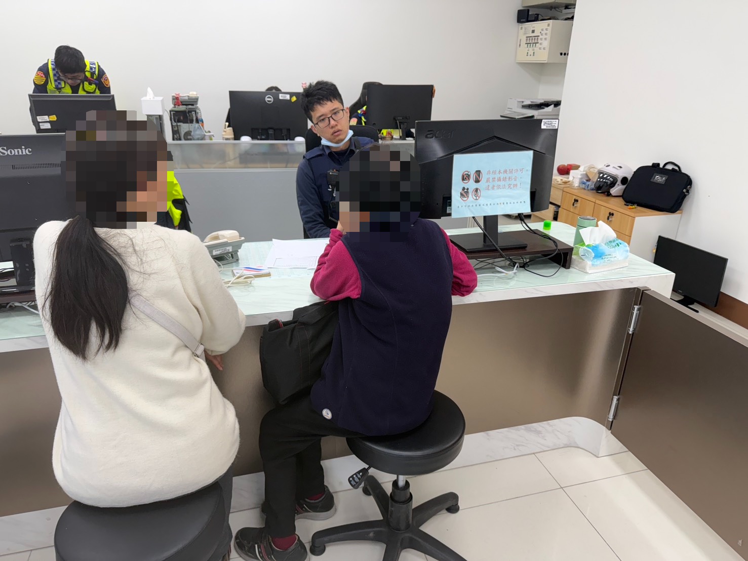 一句「買黃金」露餡 豐原警銀聯手攔阻 518 萬假檢警詐騙 一句「買黃金」露餡 豐原警銀聯手攔阻 518 萬假檢警詐騙