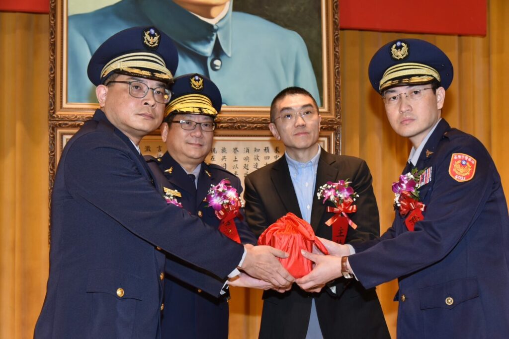 「基隆市警局分局長交接布達」 謝國樑期勉行人安全與反詐 第四分局卸、新任人員交接印信(由左至右)副分局長廖尉賓、局長林信雄、市長謝國樑、分局長侯興龍。(圖/記者薛秀蓮 翻攝)