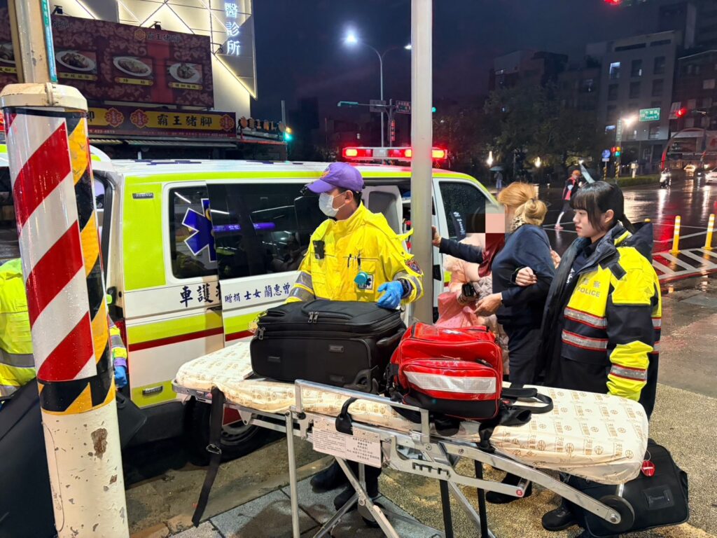 7旬婦血糖過低跌坐手扶梯 中壢警實習生即時助送醫 7旬婦血糖過低跌坐手扶梯 中壢警實習生即時助送醫