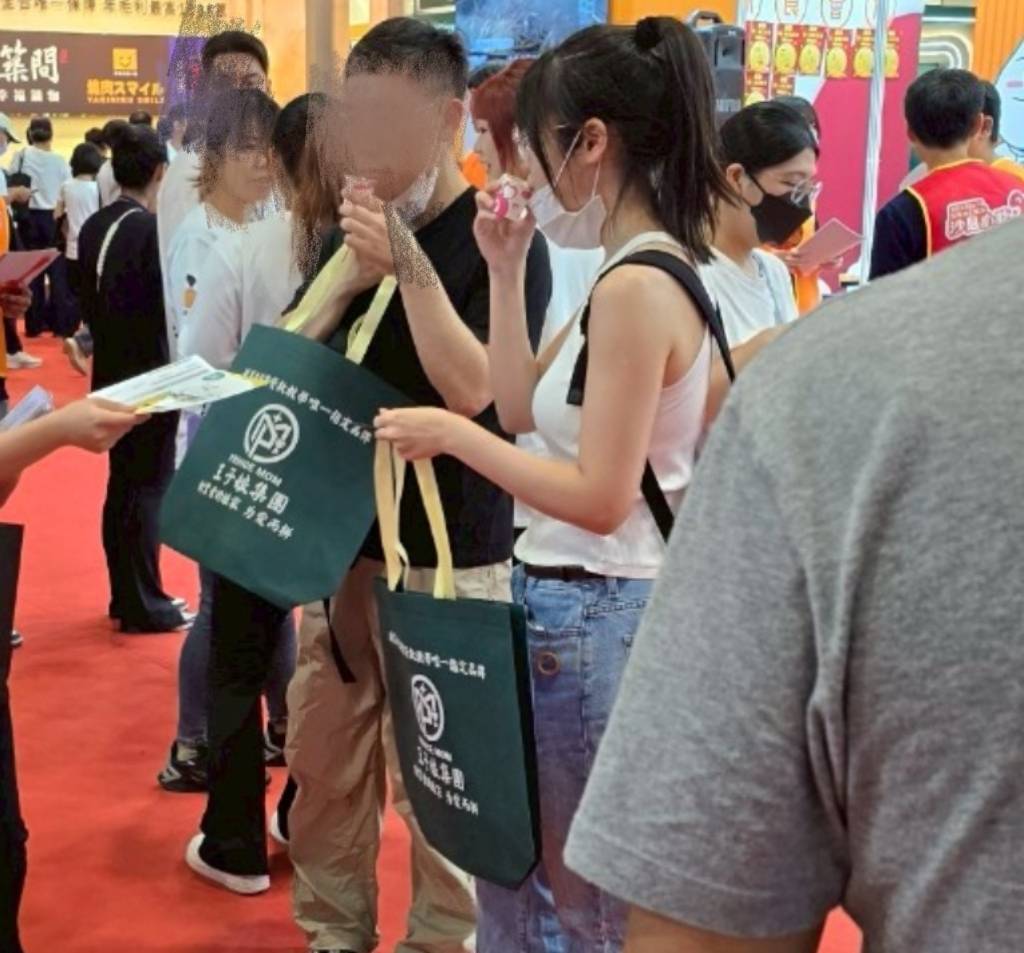 第27屆台灣連鎖「加盟展」登場前夕 王子娘提醒創業族留意三大加盟風險 王子娘團隊在加盟展除了提供諮詢服務,還贈送提袋。(圖/王子娘提供)