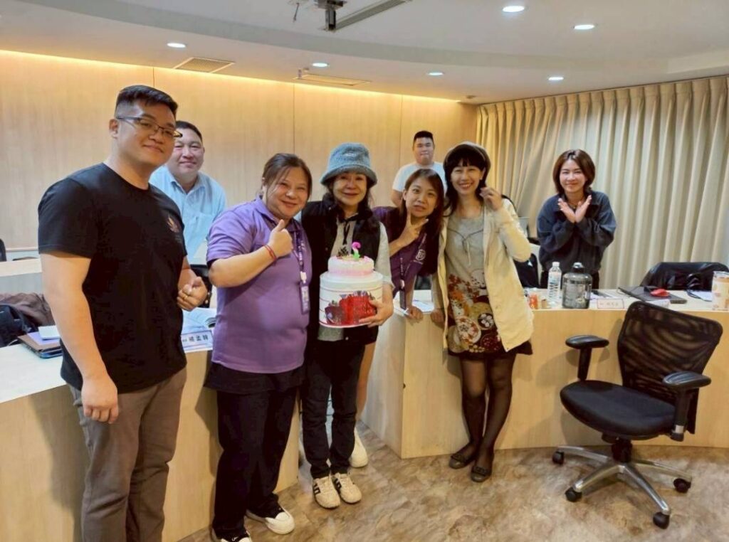 「創業環境轉變」 資金結構與財務認知成為經營關鍵 王子娘師生感情融洽,共度生日。(圖/王子娘提供)