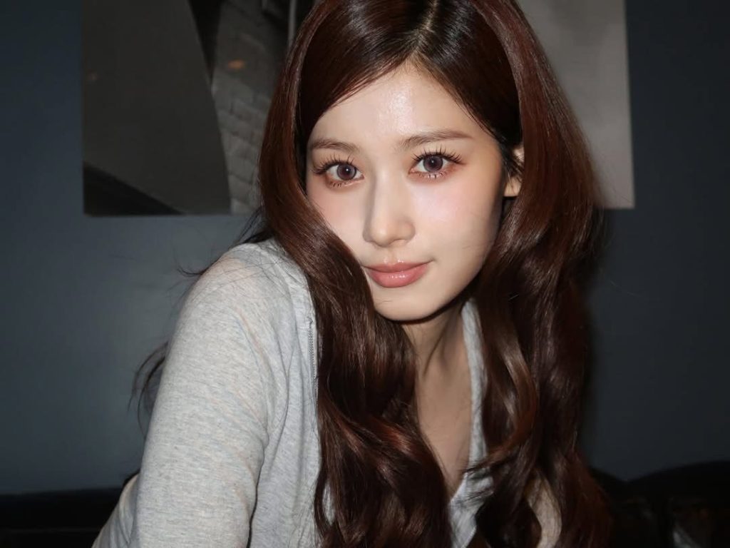 洛城暖陽下的靈動姿影:twice 人氣成員SANA 隨 alo 律動,譜寫世界巡迴的純淨序曲 洛城暖陽下的靈動姿影:twice 人氣成員SANA 隨 alo 律動,譜寫世界巡迴的純淨序曲