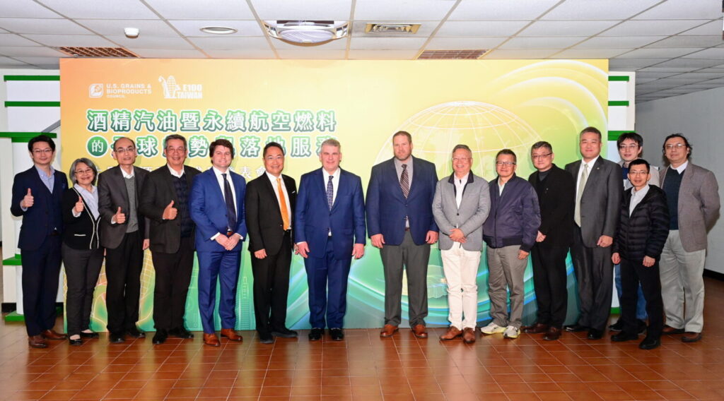 USGBC與中經院籲推E10酒精汽油 填補運輸減碳缺口 USGBC在2025年籌組酒精汽油委員會及SAF技術委員會,召開多次會議。圖片左起為中經院能源與環境研究中心主任劉哲良、中經院國際所所長温蓓章、台灣區車輛工業同業公會業務處處長吳進昌、台灣區車輛工業同業公會機車產業政策小組召集人吳添福、美國在台協會農業組副組長白皓宇、USGBC駐台代表盧智卿、USGBC副總裁Cary Sifferath、美國堪薩斯州玉米委員會委員Derek Belton、國科會台灣淨零科技方案推動小組主任林耀東、中技社顧問王釿鋊、中經院綠色經濟研究中心副研究員陳中舜、國際航空運輸協會台灣區總經理李育修、台灣經濟研究院研究一所副主任許中駿、中經院第三所高級分析師鄭睿合(前)及國家原子能科技研究院副所長郭家倫。(USGBC提供)